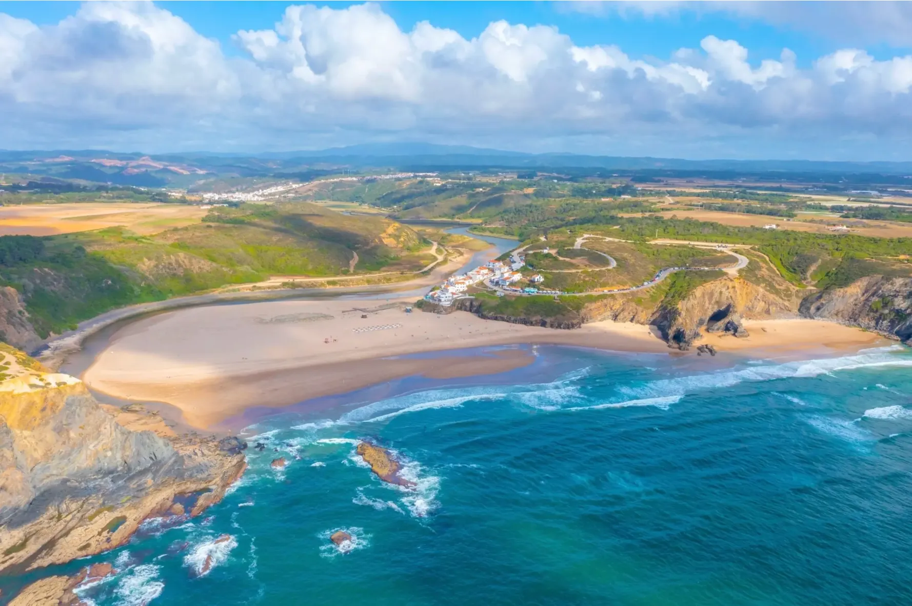 Пляж, на котором река впадает в океан