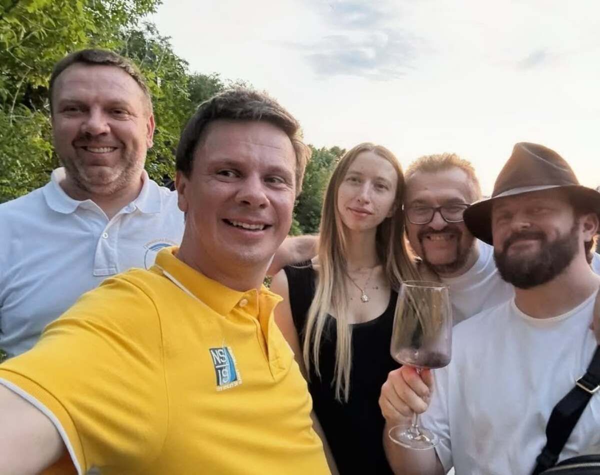 Олександр Пономарьов із коханою та друзями
