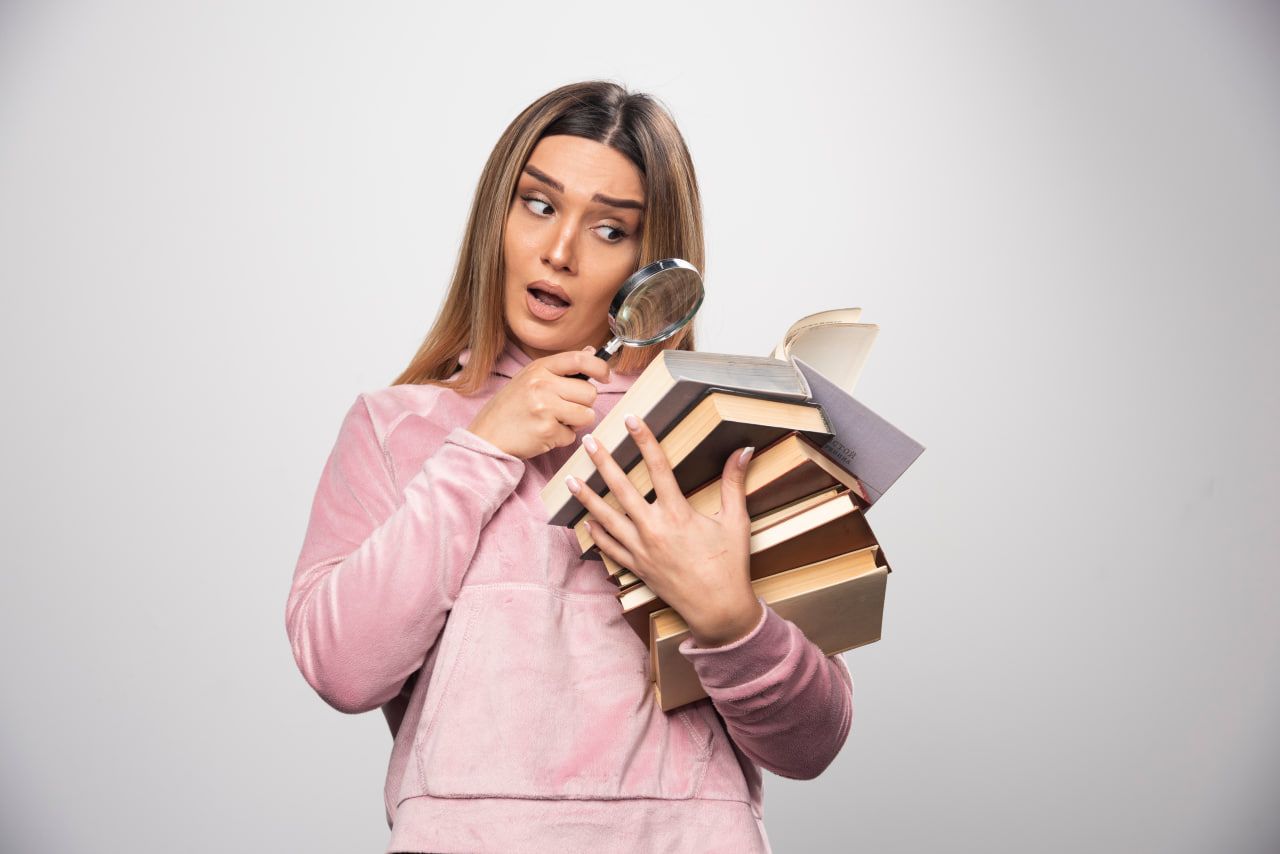 Девушка с книгами