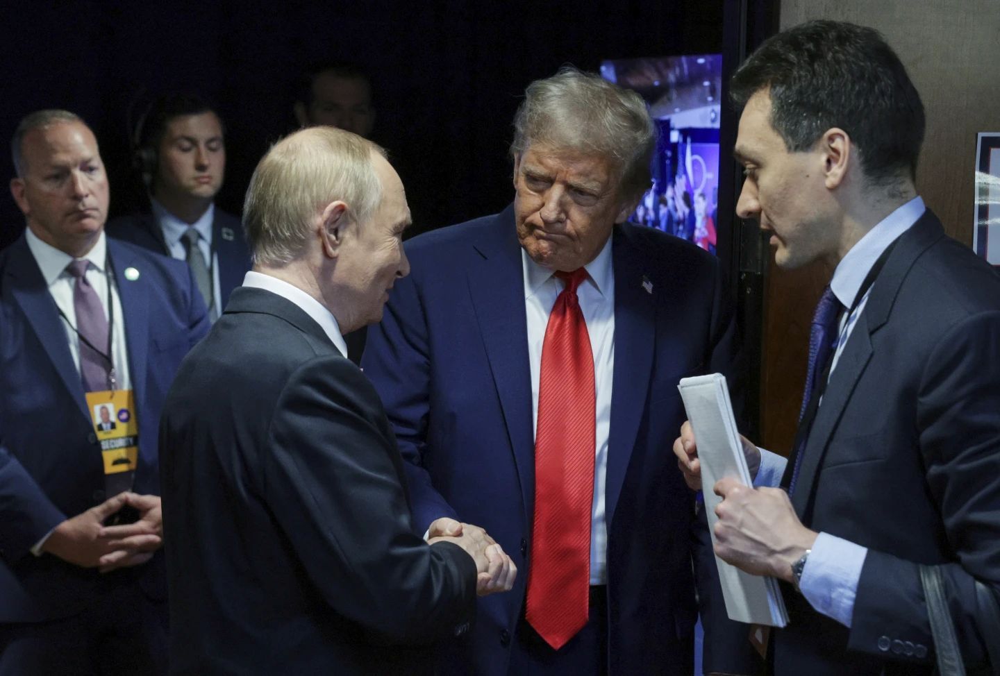 Дональд Трамп был готов отдать украинские территории Владимиру Путину