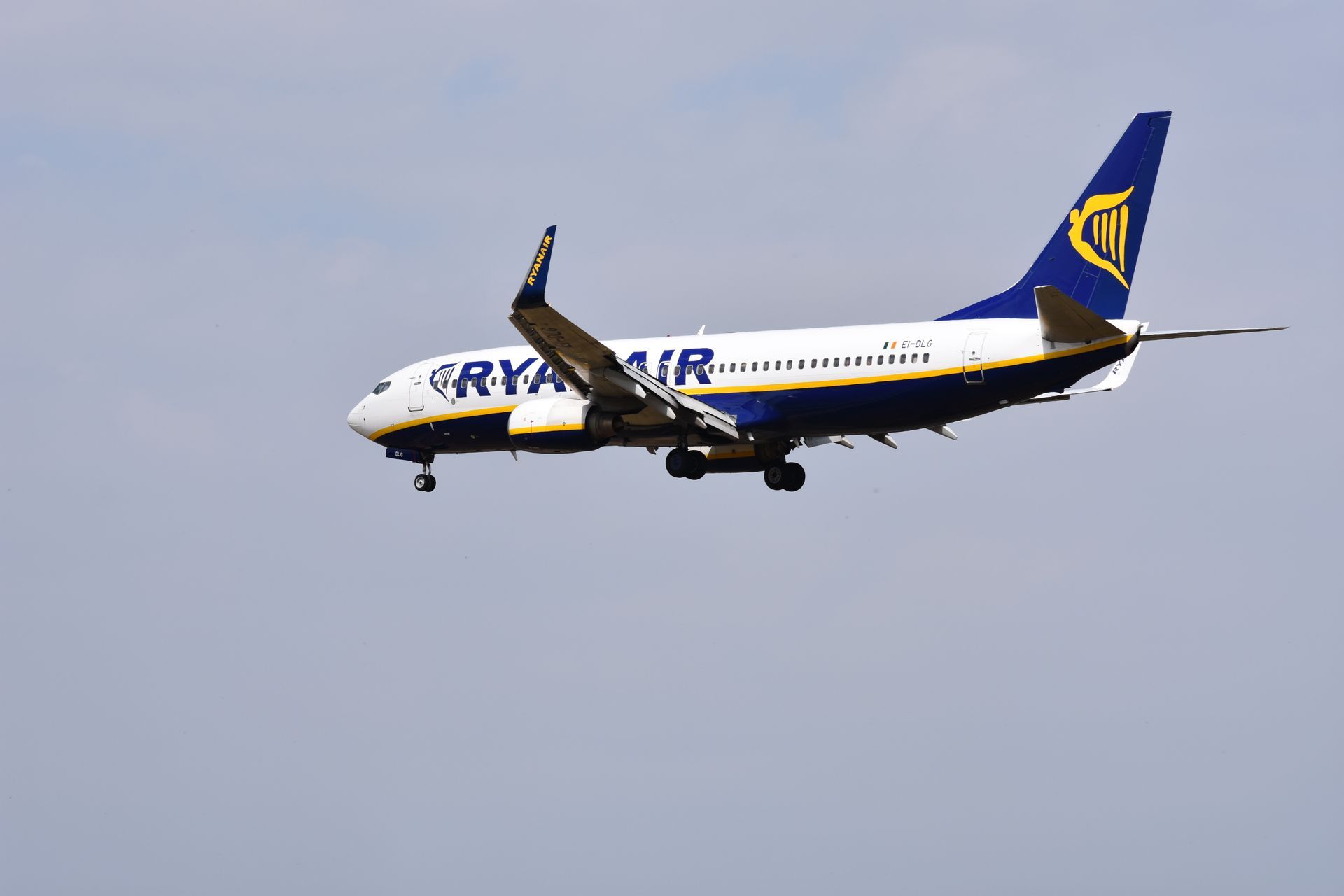Самолет Ryanair в воздухе Самолет Ryanair в воздухе