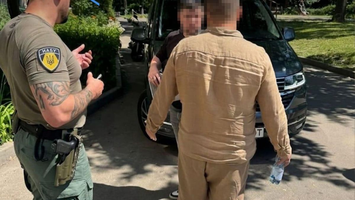 Елітне авто і 44,5 тисячі доларів за закриття справи: викрито схему в прокуратурі Кіровоградщини