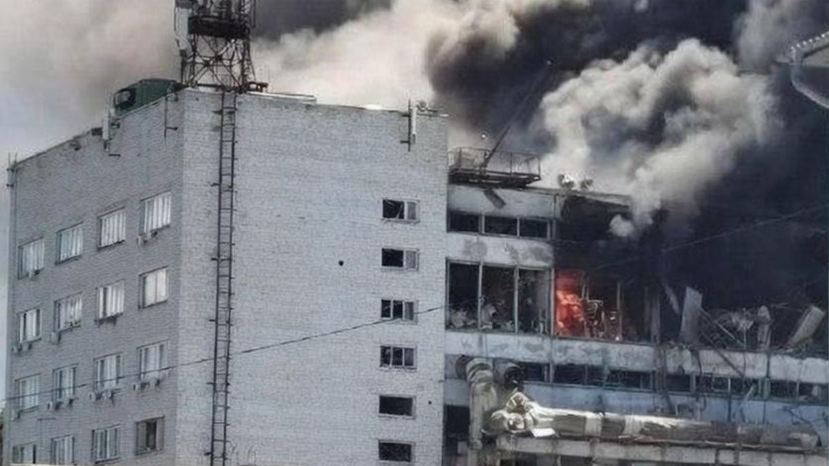 "Ракет було небагато": військовий відповів, чим вдарили по заводу Путіна у Воронежі