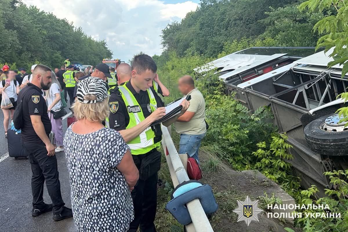 На Хмельниччині перекинувся туристичний автобус На Хмельниччині перекинувся туристичний автобус