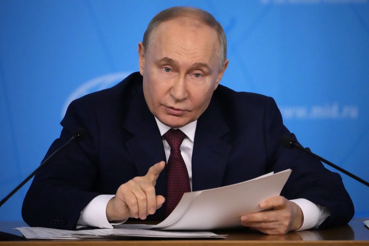 Владимира Путина убеждают перенести выборы в Госдуму