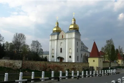 Оборонний кляштор кармелітів із костелом Успіння Діви Марії / фото Андрія Бондаренка Оборонний кляштор кармелітів із костелом Успіння Діви Марії / фото Андрія Бондаренка