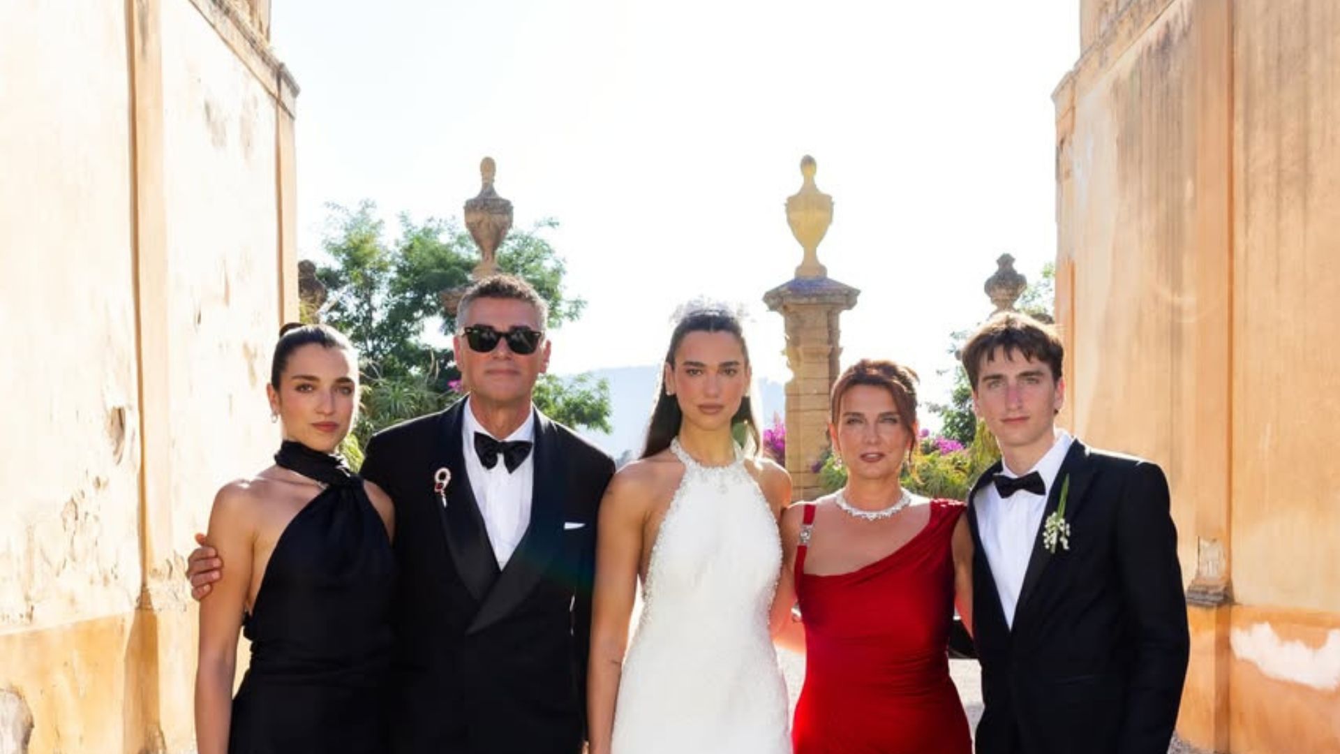 Дуа Ліпа з родиною на весіллі Дуа Ліпа з родиною на весіллі