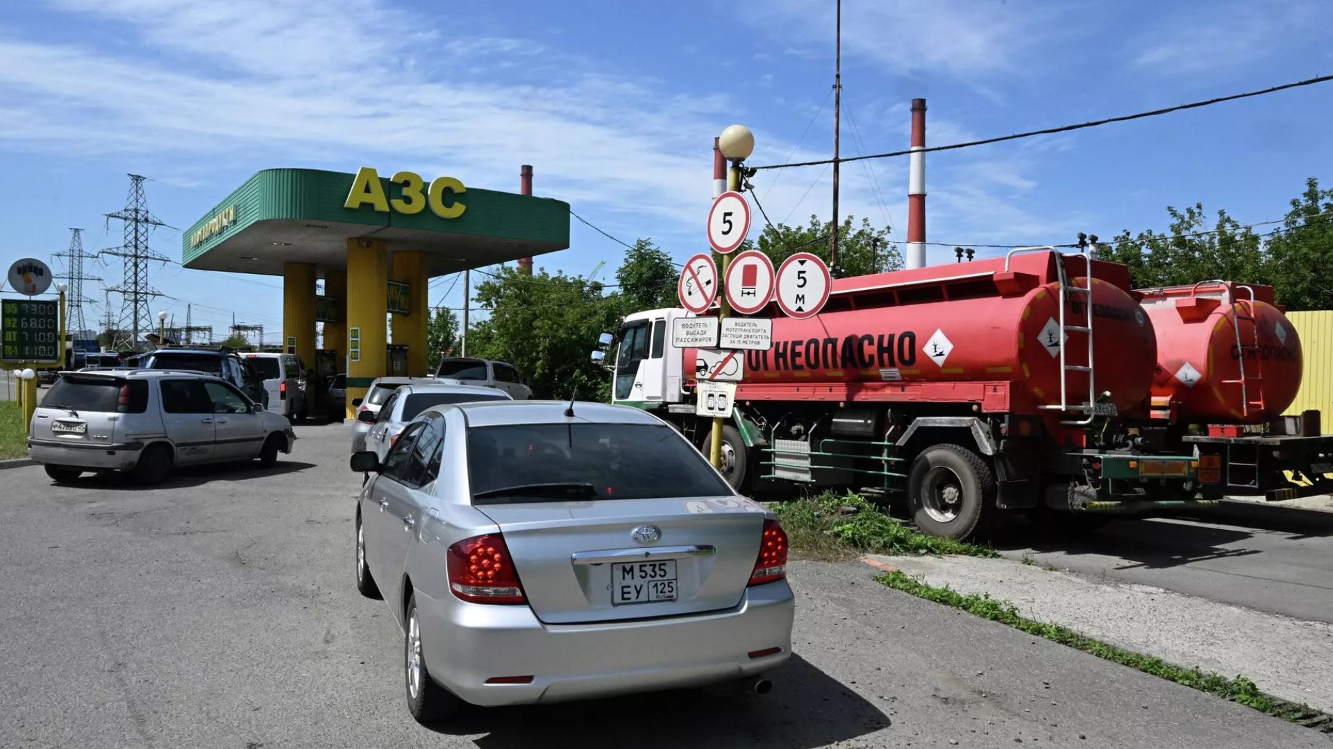 Черги за пальним у Росії розтягнулися на 12 годин: водіям ставлять біотуалети