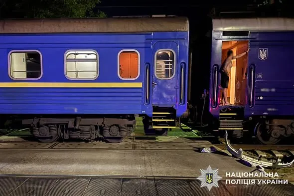 ДТП: поезд сбил автомобиль на железнодорожном переезде в Хмельницком