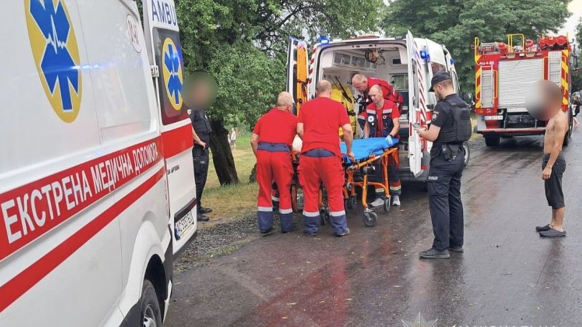 7 людей постраждали через удар блискавки на Волині 7 людей постраждали через удар блискавки на Волині