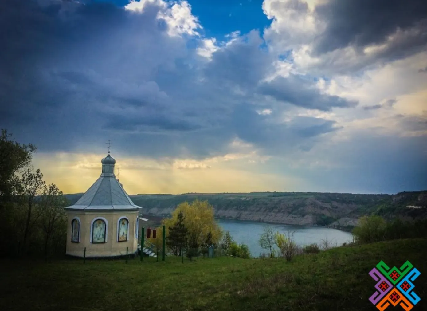 Капличка дорогою до скельного монастиря