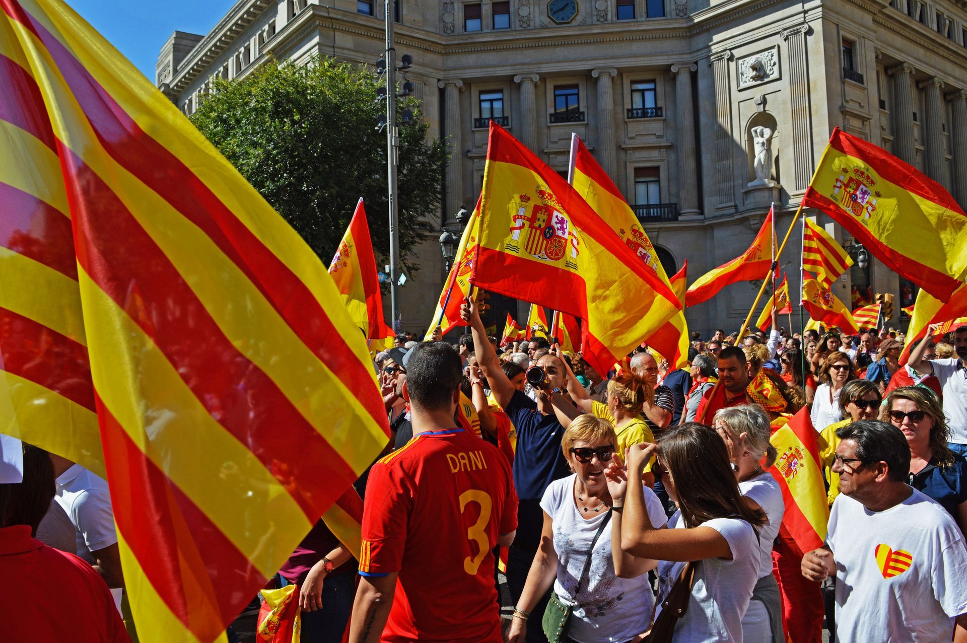 Испанцы на улицах Испанцы на улицах