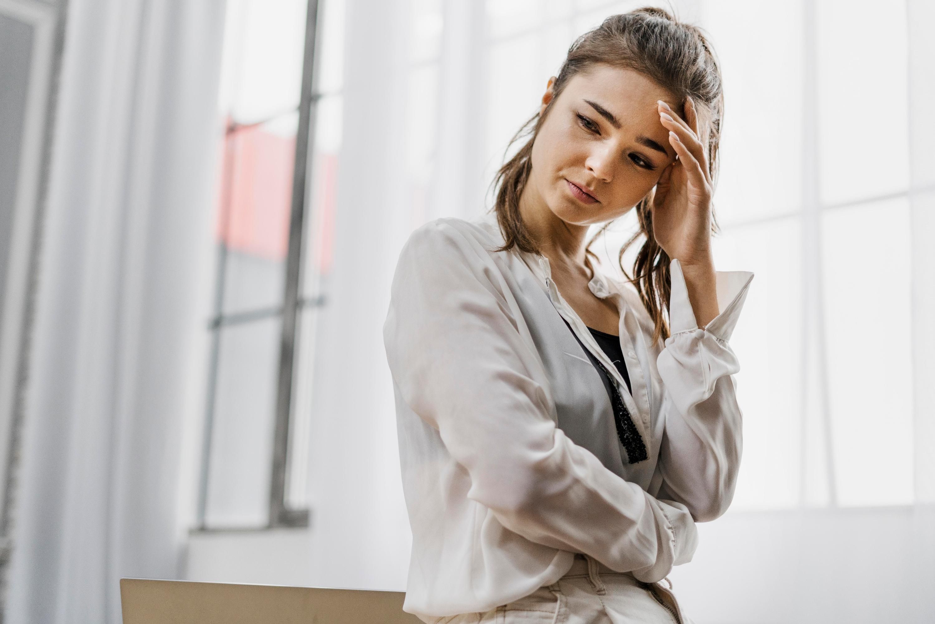 Задумчивая женщина