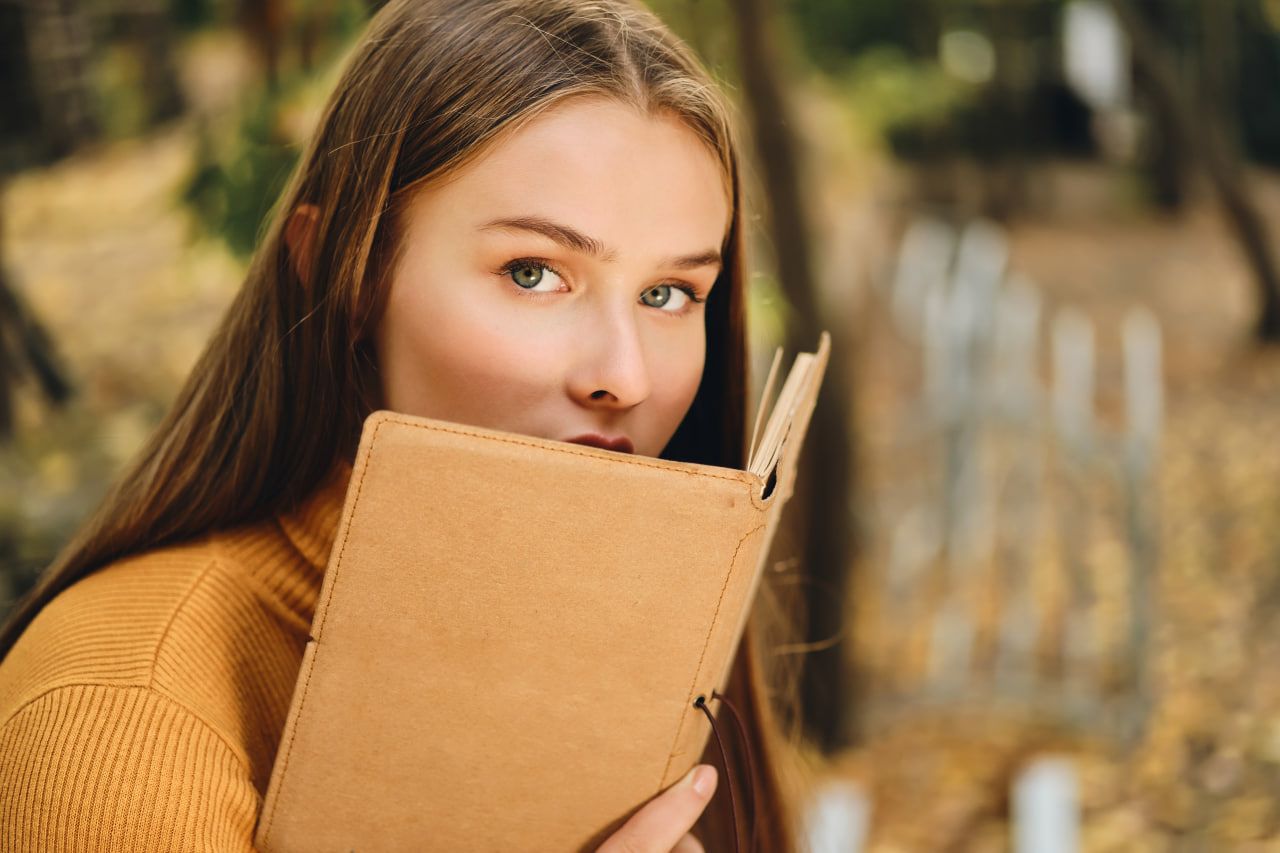 Дівчина з книгою