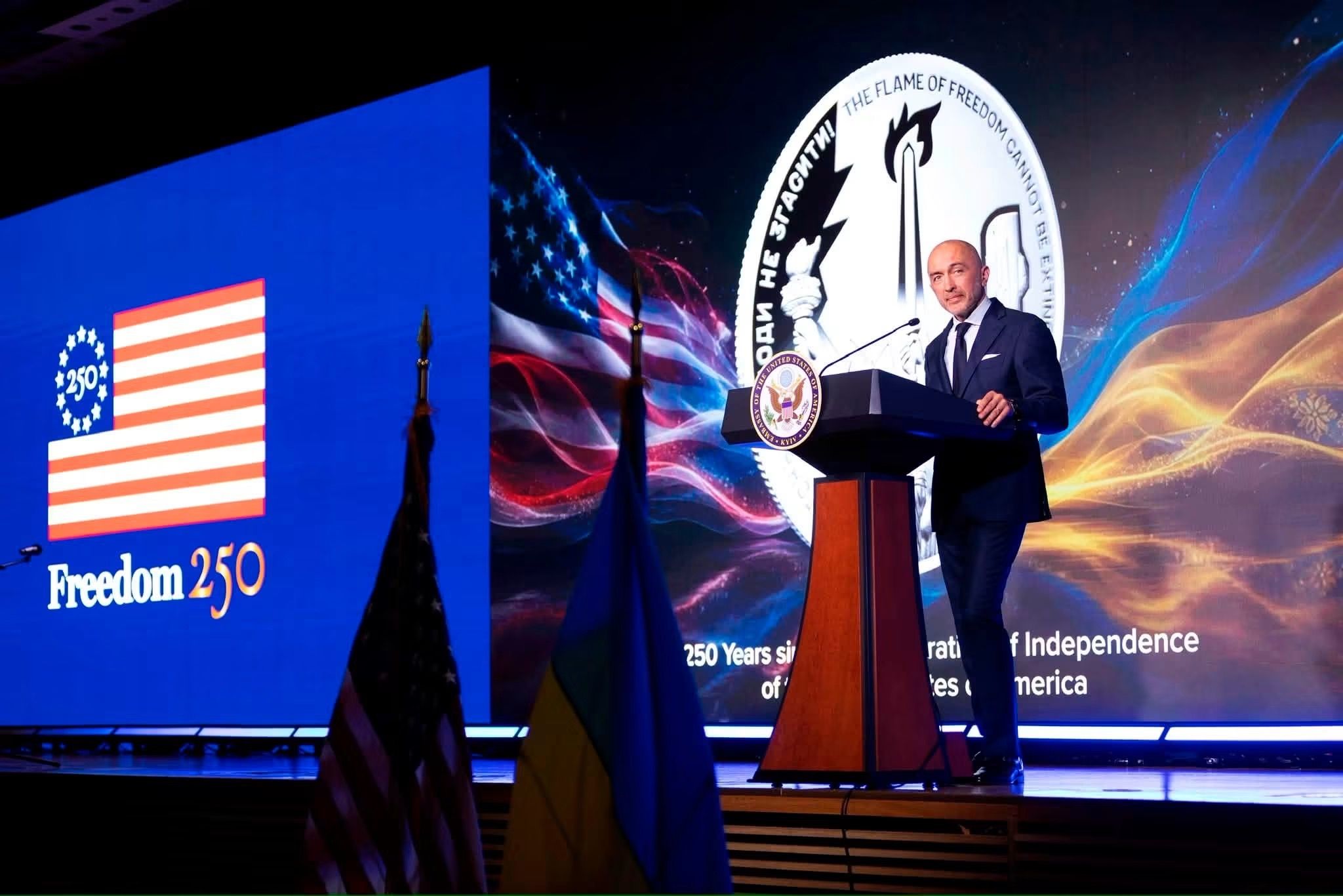 Андрій Пишний у Посольстві США в Україні презентував нові 10 гривень