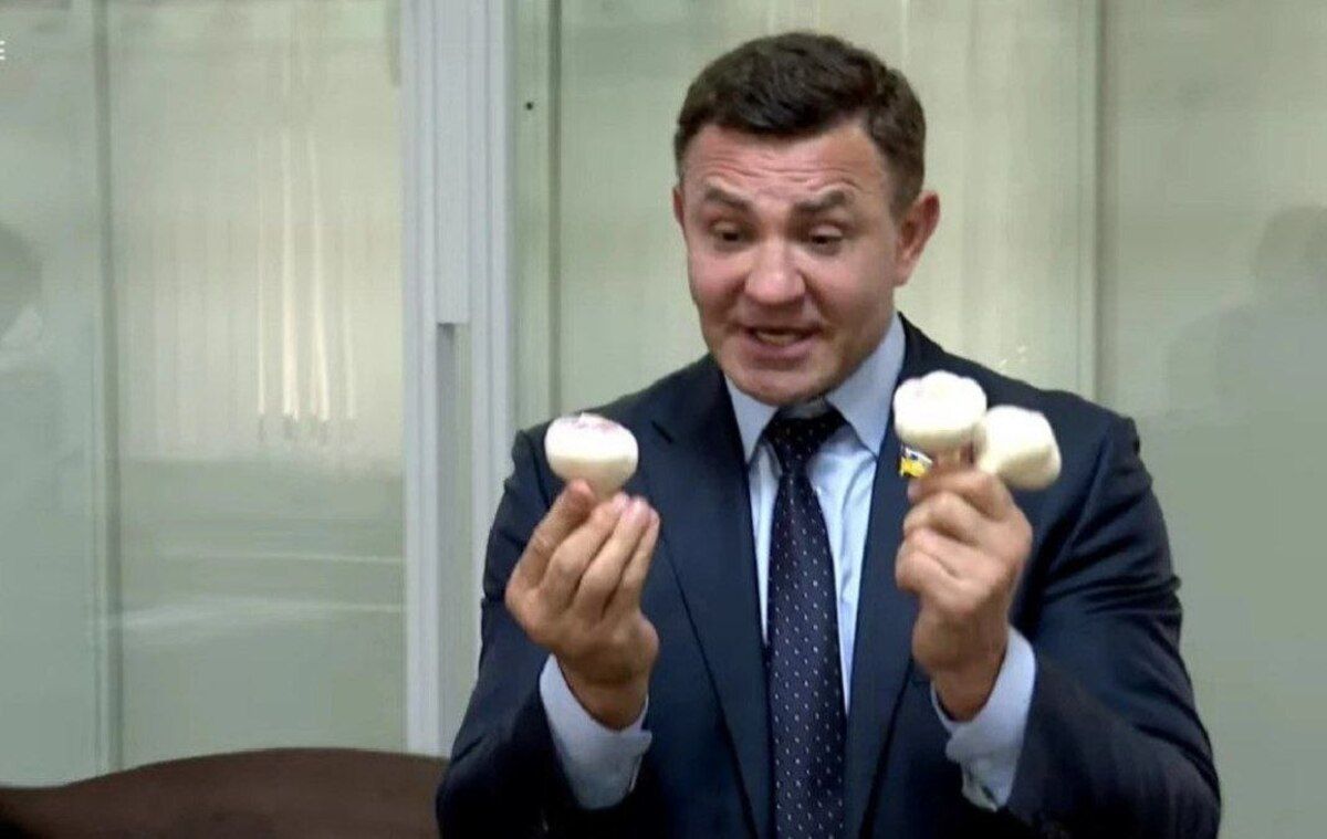 Микола Тищенко продемонстрував журналістам сало