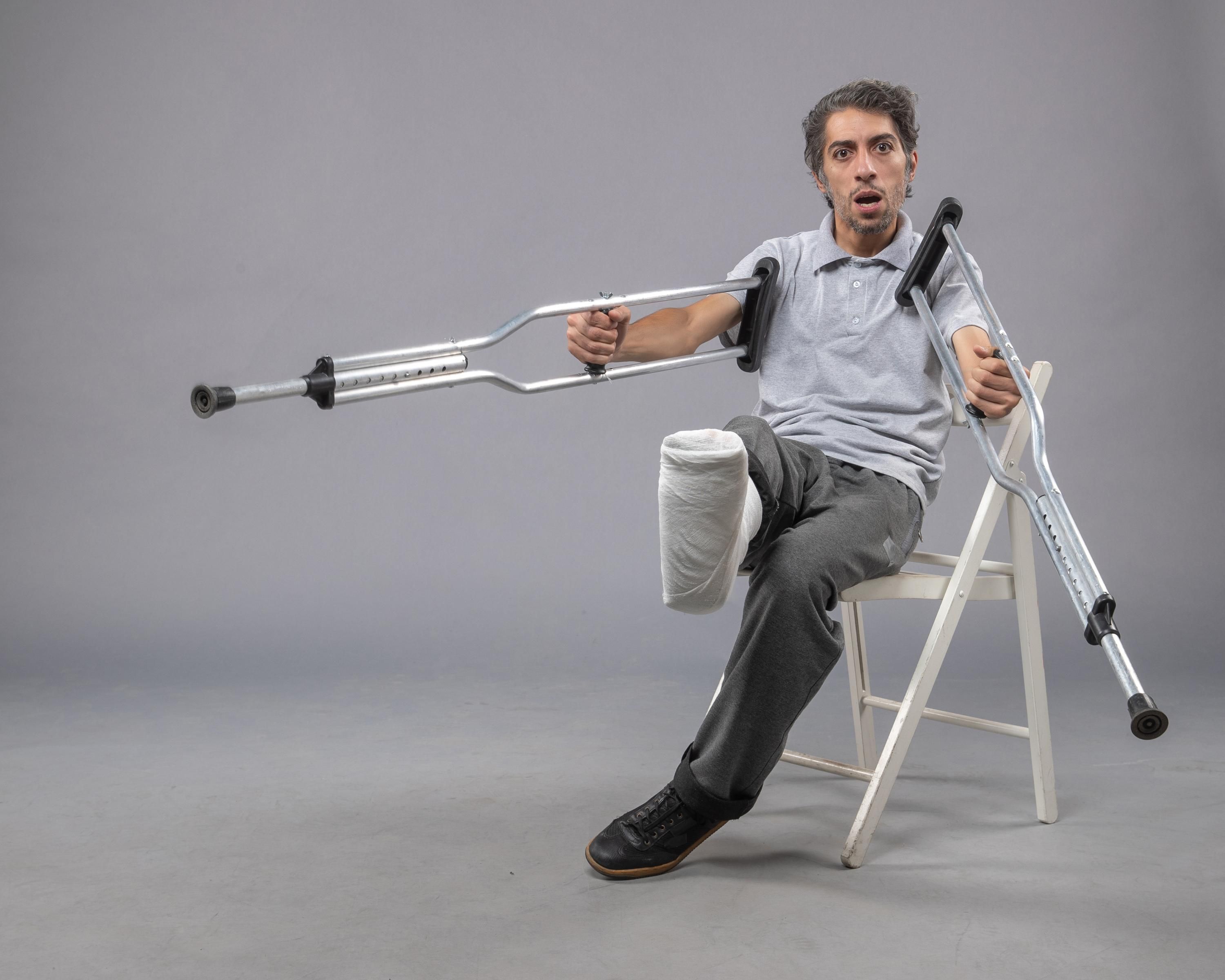 Чоловік з милицями Чоловік з милицями