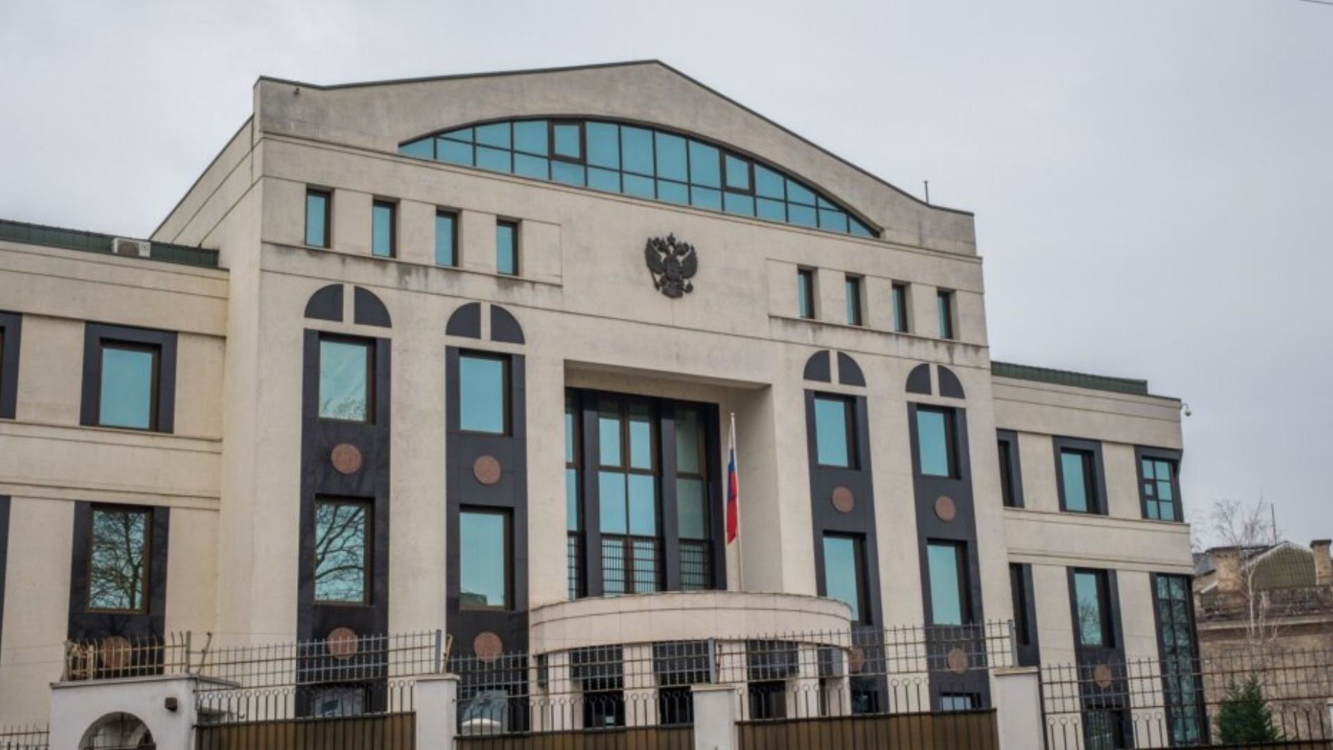 Молодова закрывает русский дом