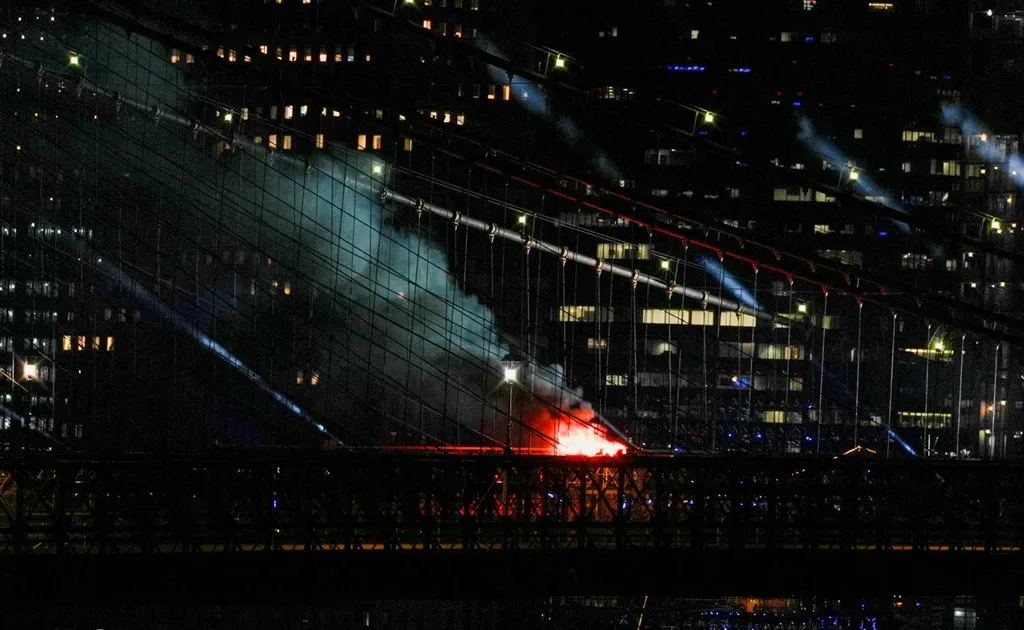 Пожежа на мосту у Брукліні / Фото AP