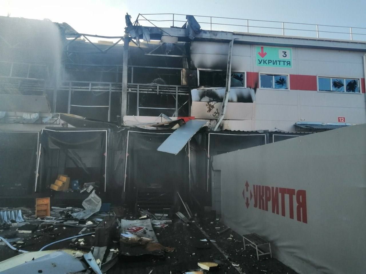 Россия вновь нанесла удар по терминалу Новой почты в Днепре Россия вновь нанесла удар по терминалу Новой почты в Днепре
