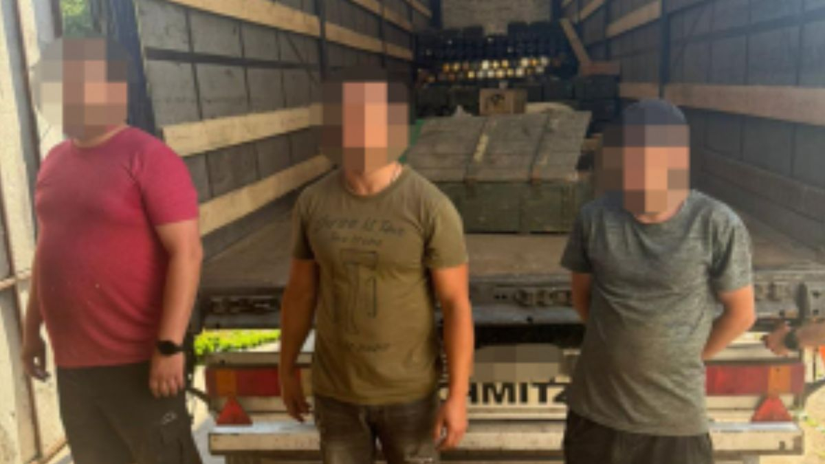 Намагалися продати зброю та вибухівку: ДБР затримало трьох військових