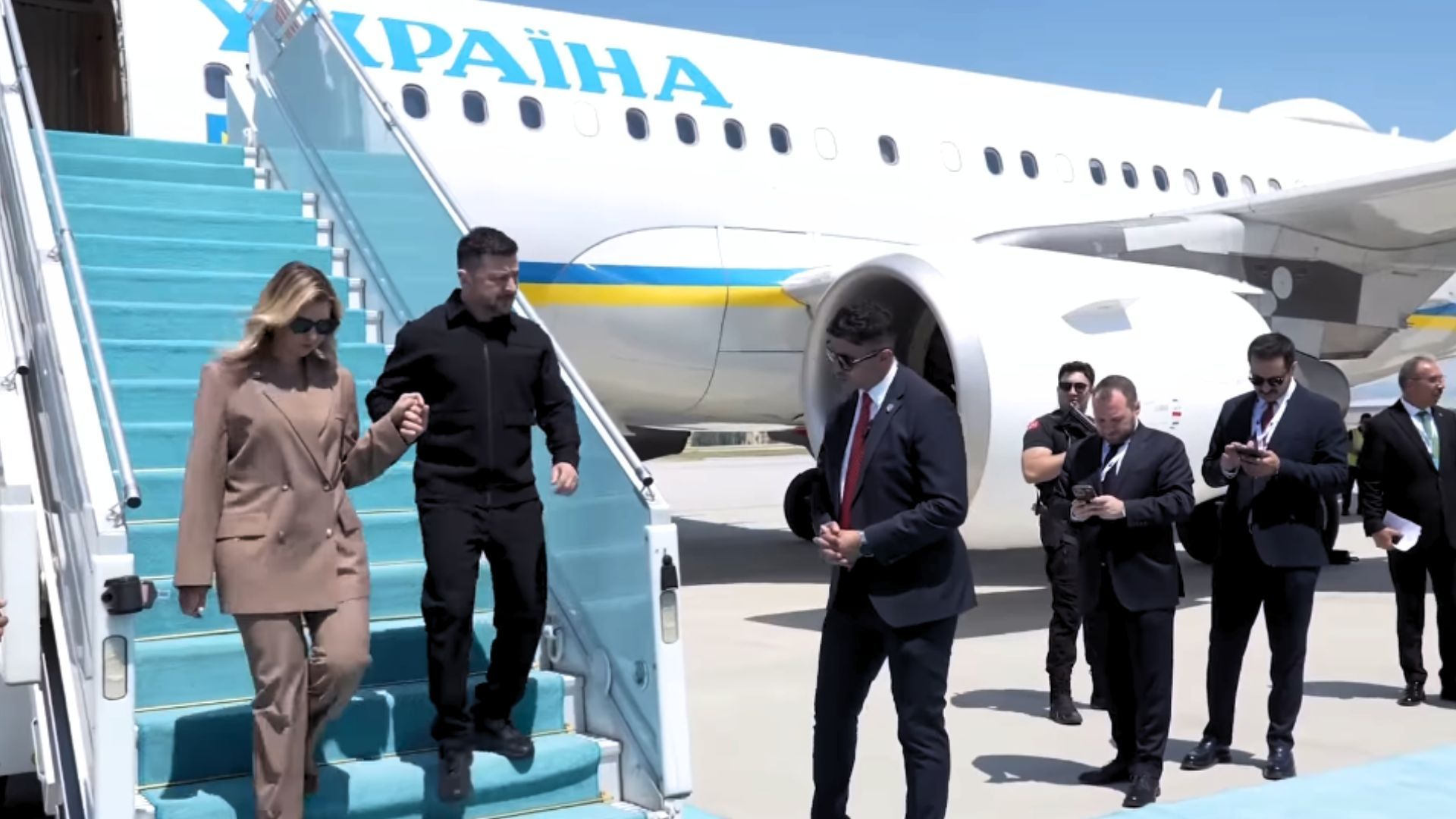 Олена та Володимир Зеленські прилетіли в Анкару