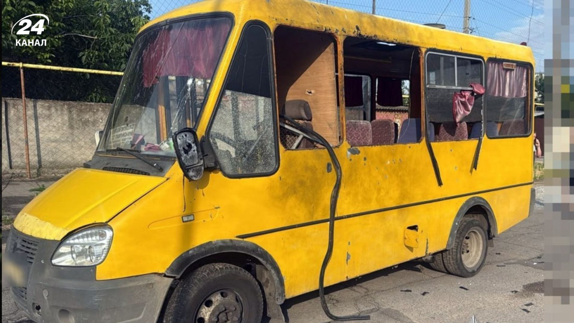 Россияне обстреляли автобус в Херсоне