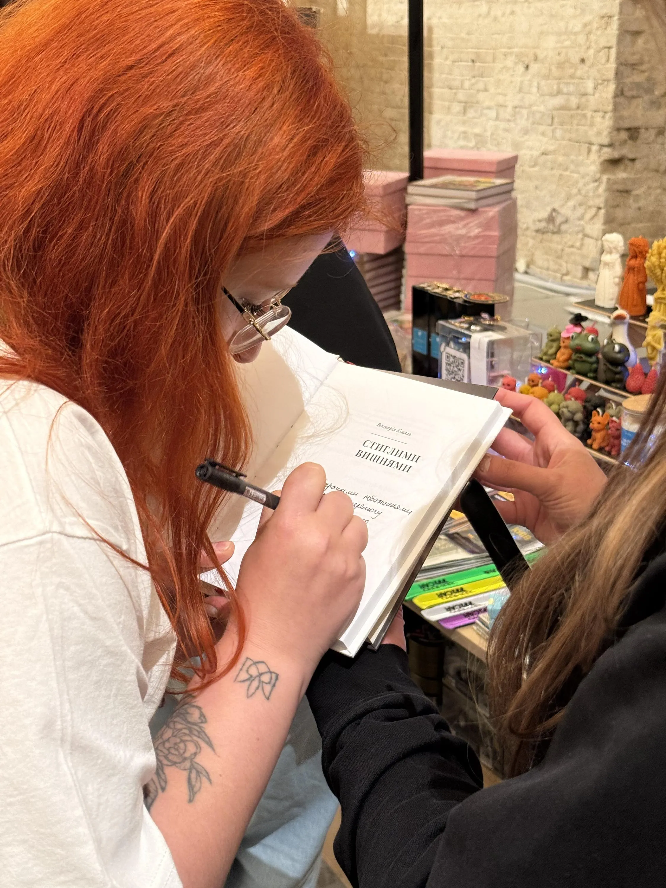 Вікторія Коваль підписує книжку Вікторія Коваль підписує книжку