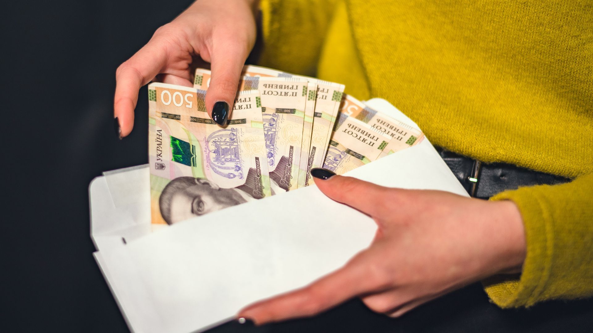 Ліміт на зняття готівки в Україні: скільки купюр видає банкомат за один раз