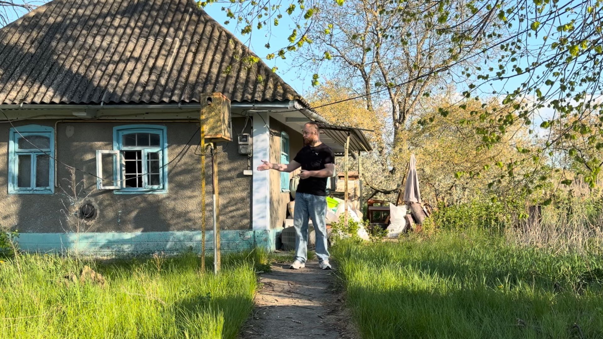 Чоловік купив сторічну мазанку біля Дністра
