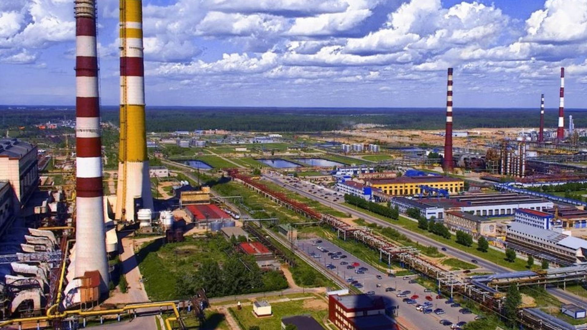 Вже третій за ранок: дрони атакували один із найбільших НПЗ Росії у Ленінградській області