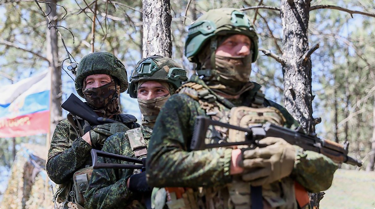 Російські окупанти зі зброєю в руках