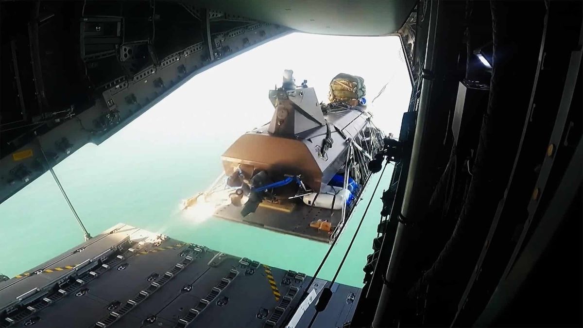 Надводный дрон Kraken K3 Scout сбрасывают с самолета в Северном море