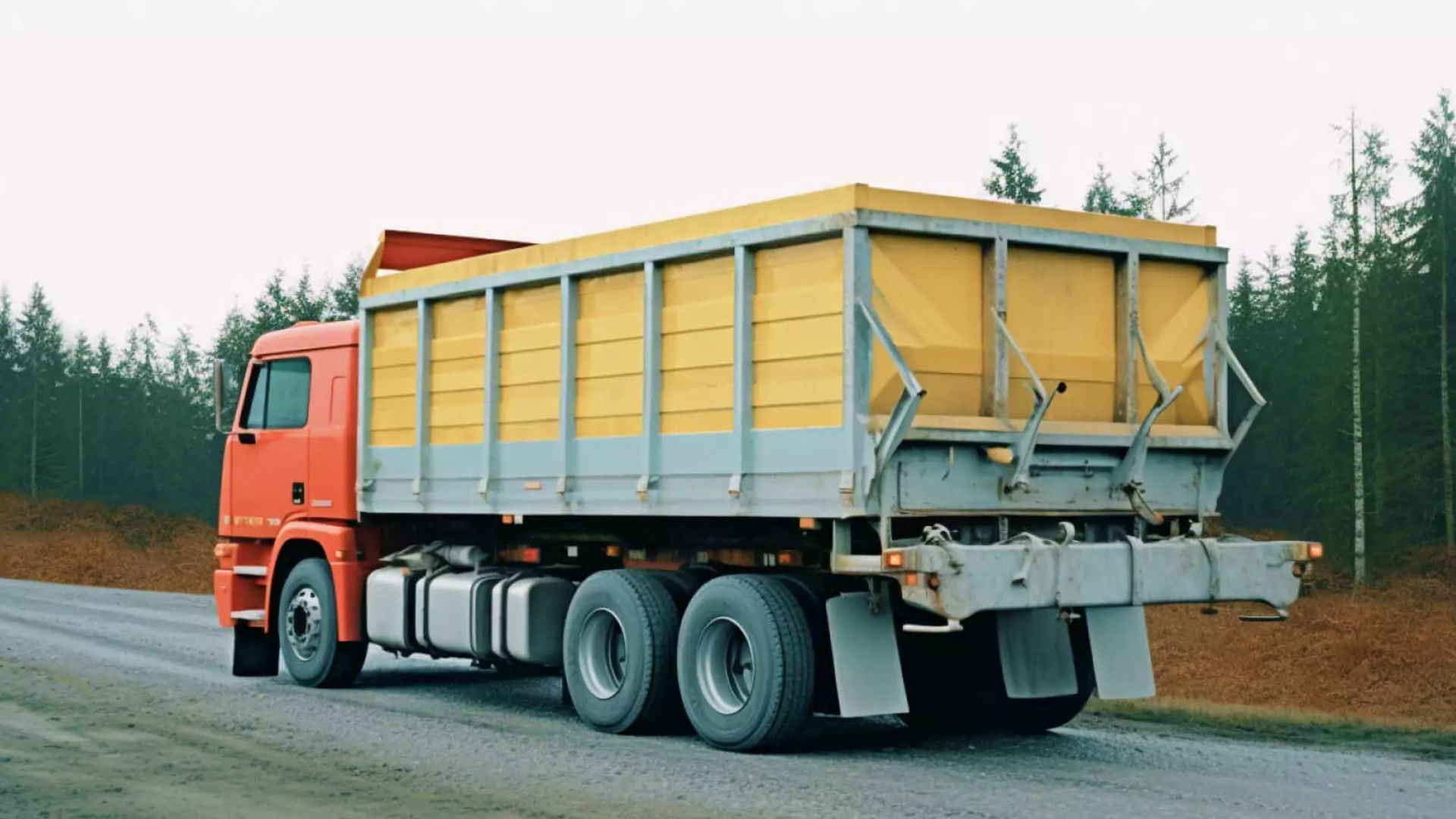 Ховають пальне під зерном: окупанти вигадали схему, щоб врятувати бензовози від дронів ЗСУ