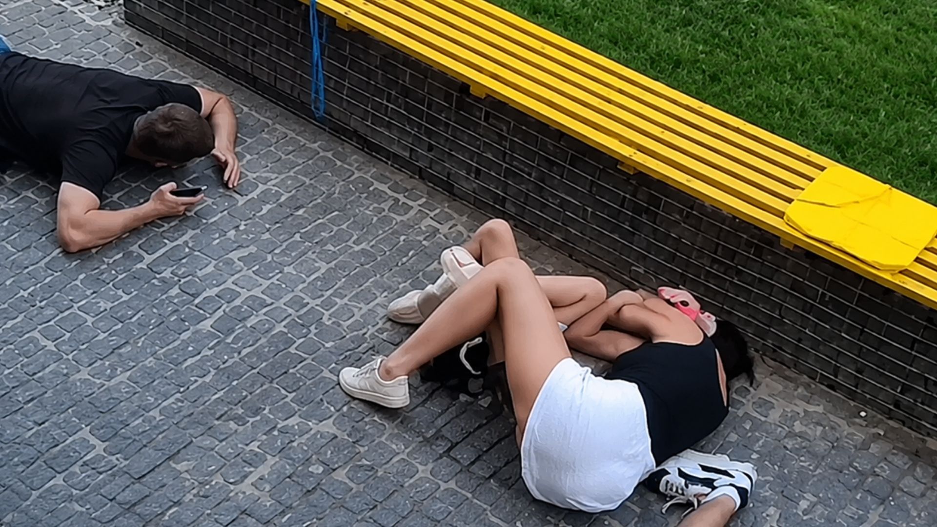 Дорослі закривали дітей своїми тілами: удари КАБів по Сумах потрапили на відео