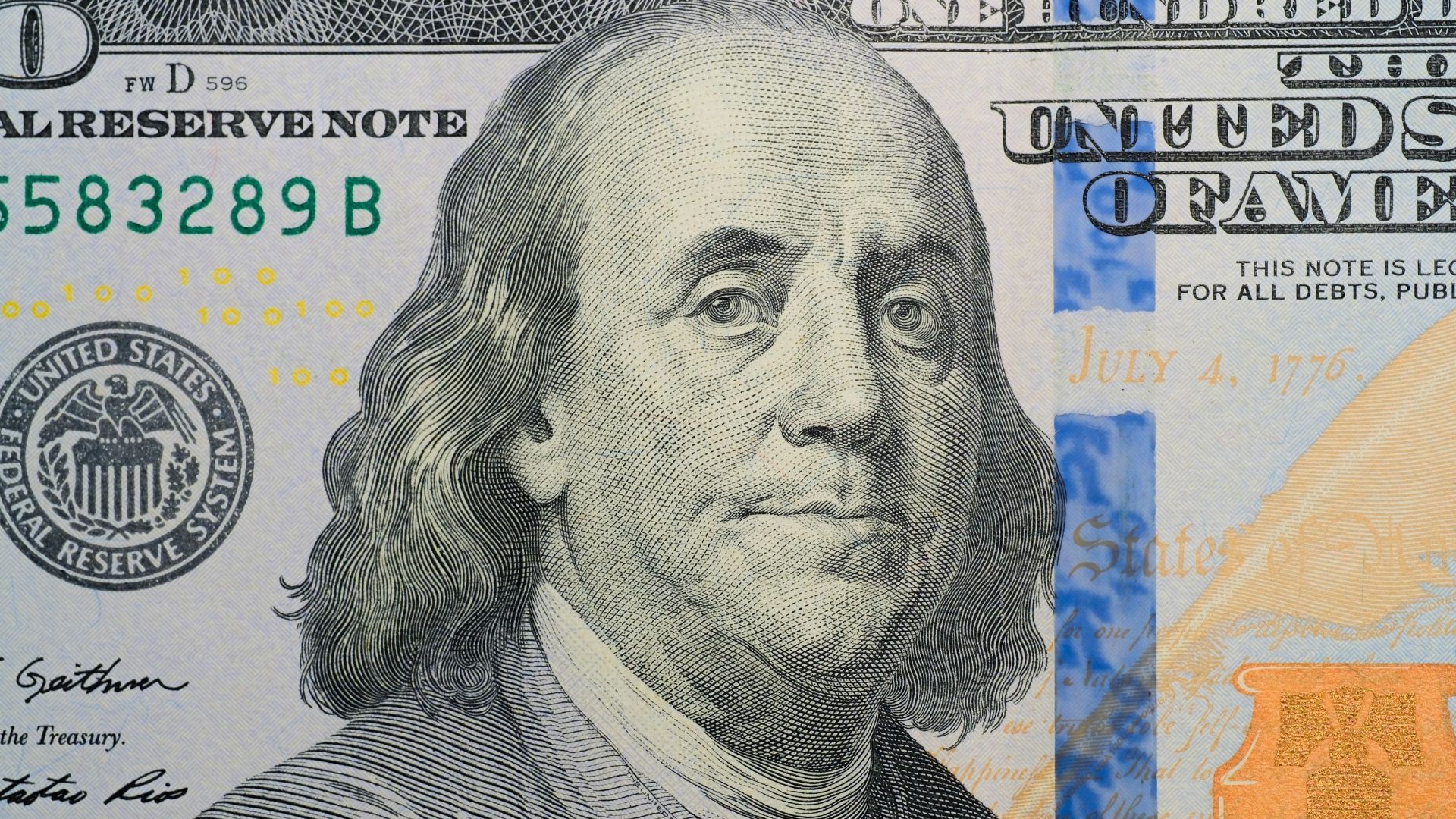 Хто зображений на 100 доларах і чому це не президент США