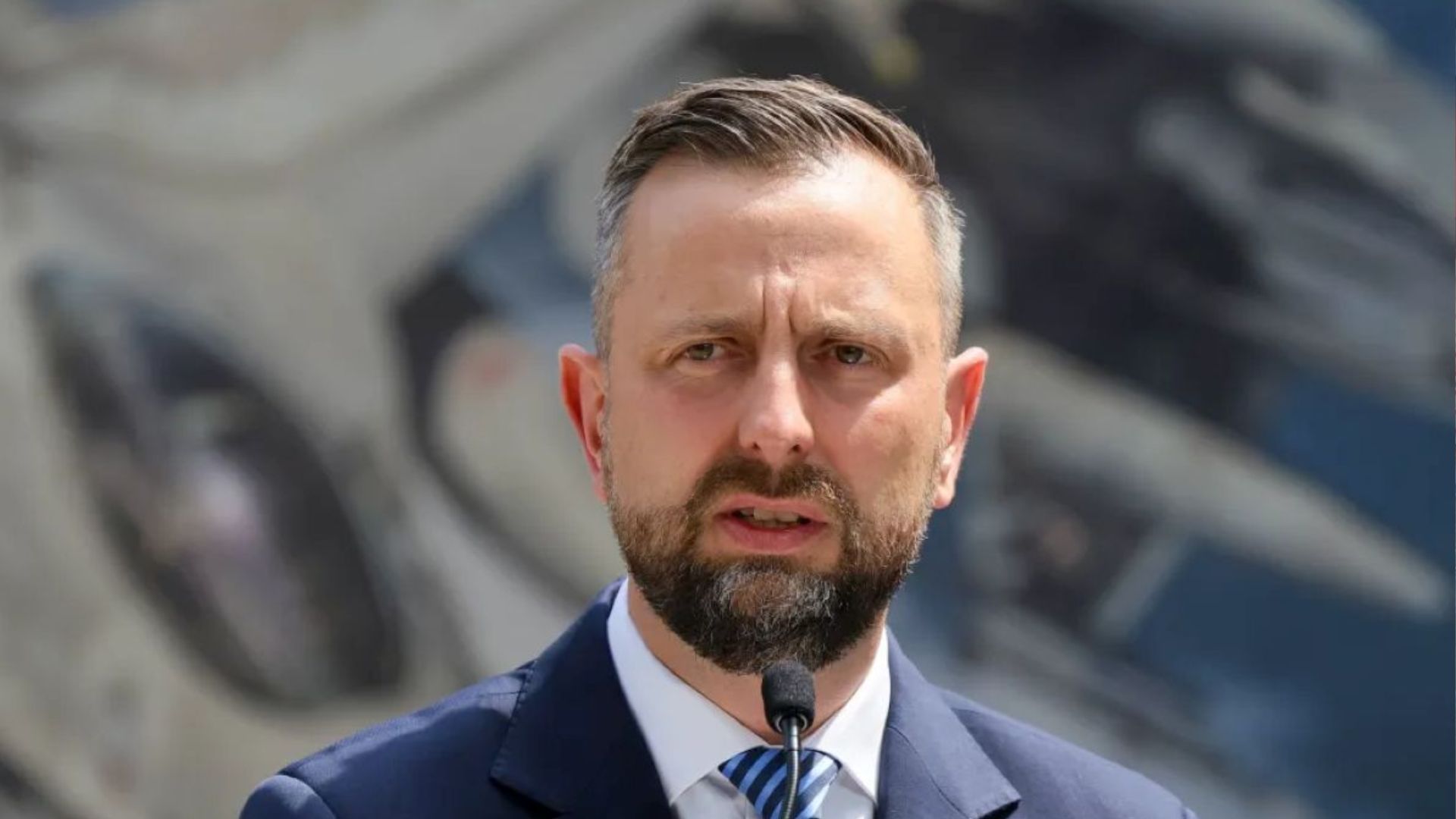 Міністр оборони Польщі заявив, що чоловіки призовного віку мають повернутися в Україну
