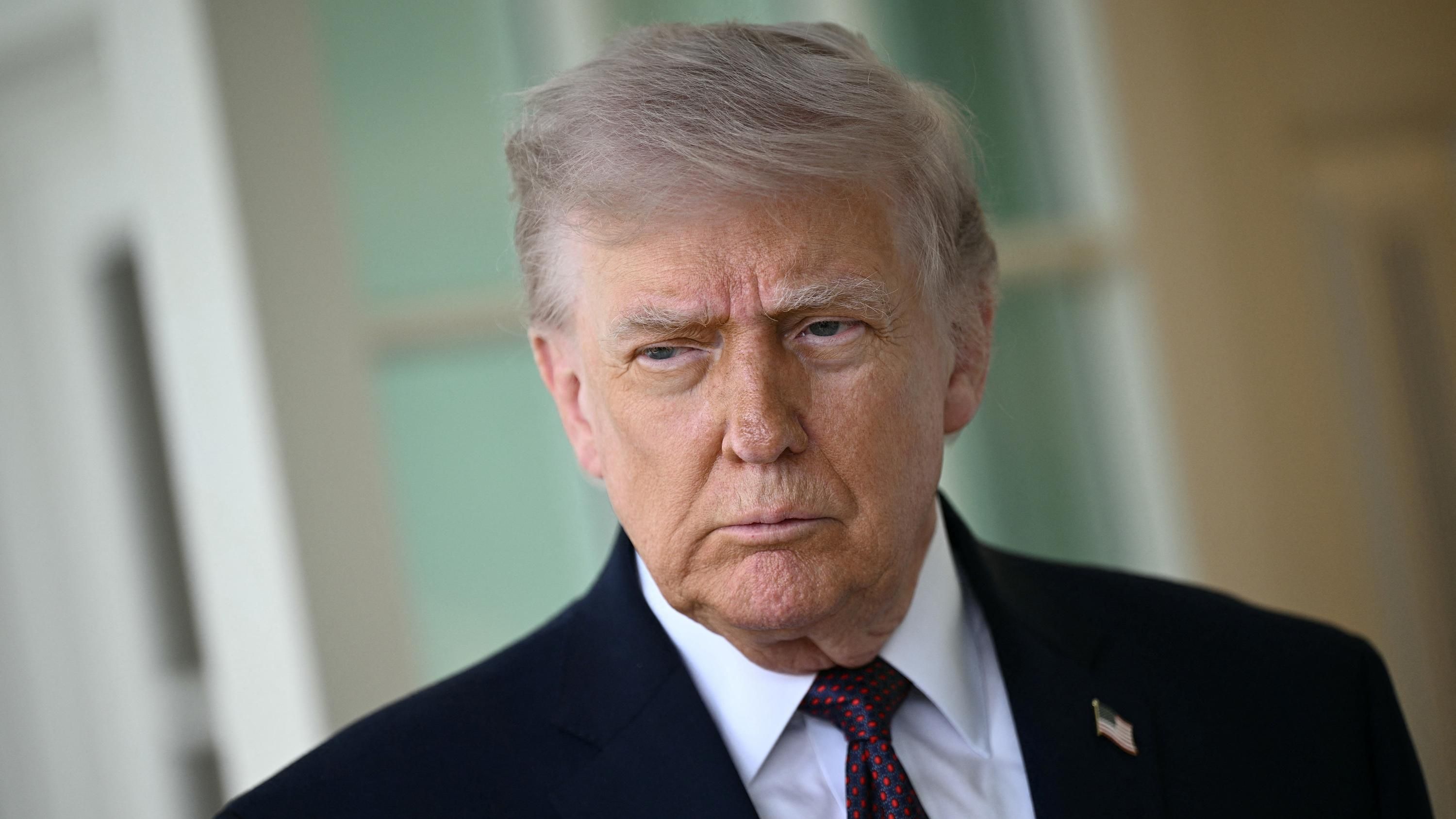 Трамп пригрозив потужними ударами по Ірану: там у кількох містах пролунали вибухи Трамп пригрозив потужними ударами по Ірану: там у кількох містах пролунали вибухи