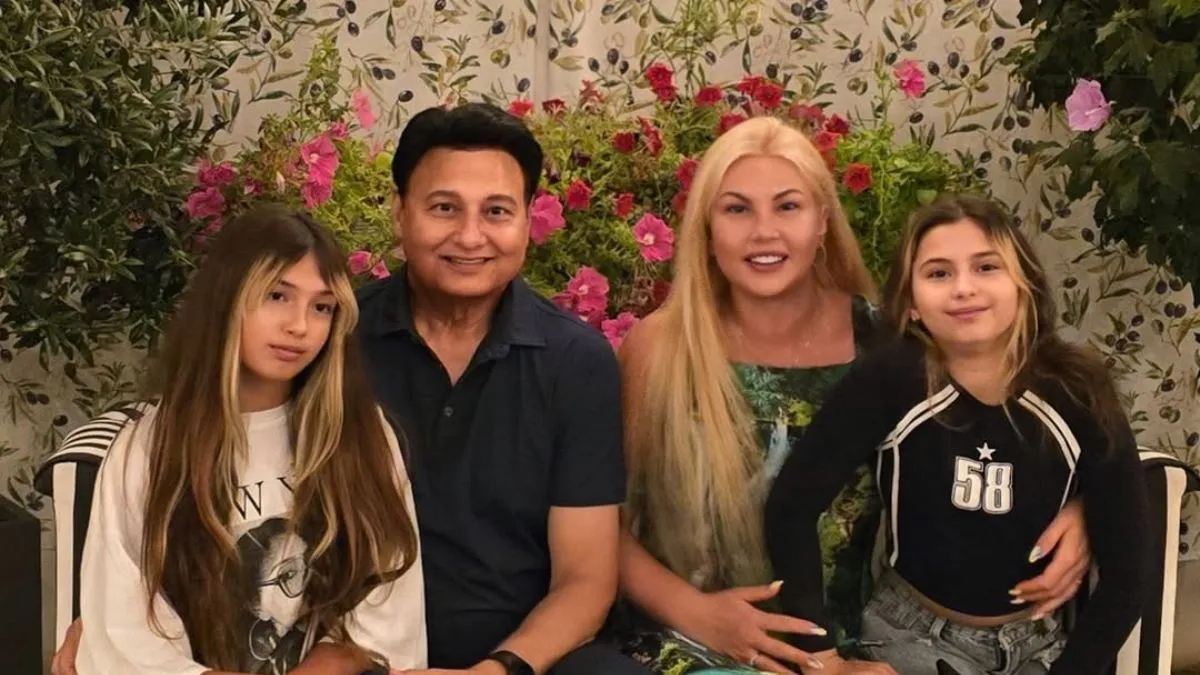Камалія з ексчоловіком і доньками