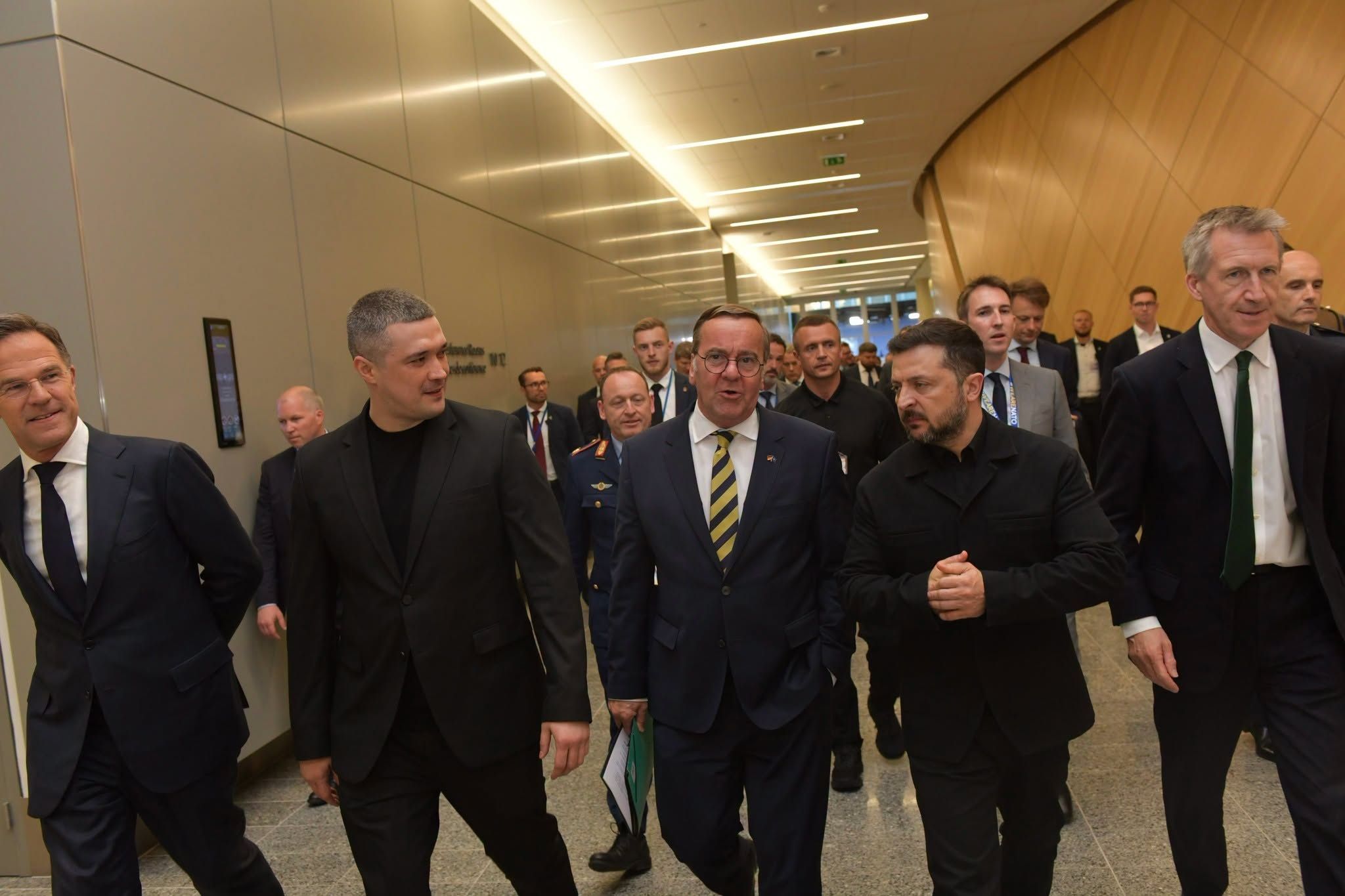 В Європі здивовані відставкою міністра оборони України В Європі здивовані відставкою міністра оборони України