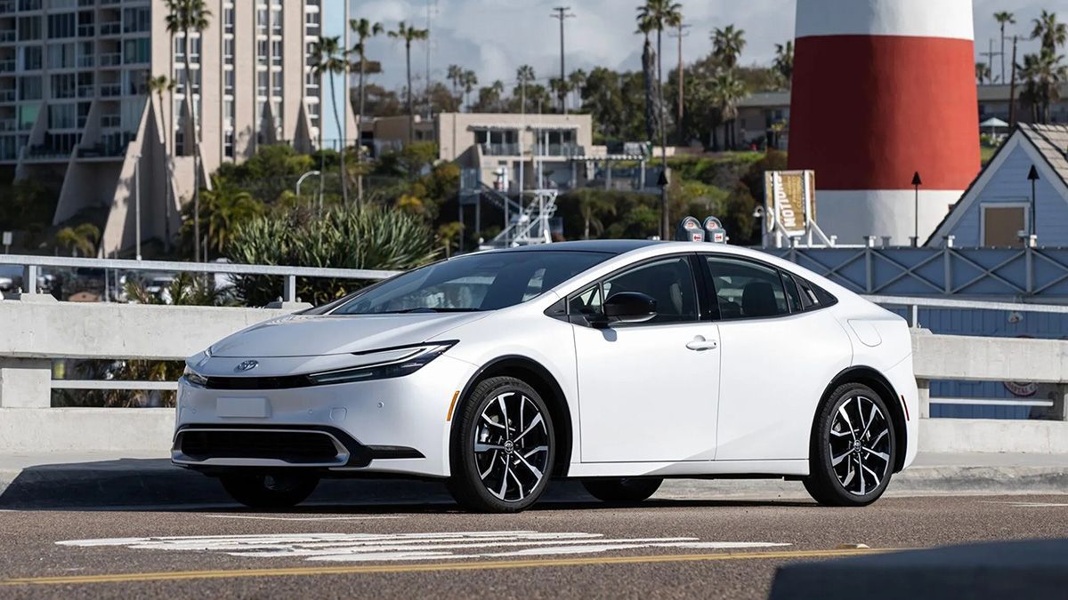 Toyota представила оновлені Prius та Prius PHEV 2027 модельного року: що змінилось