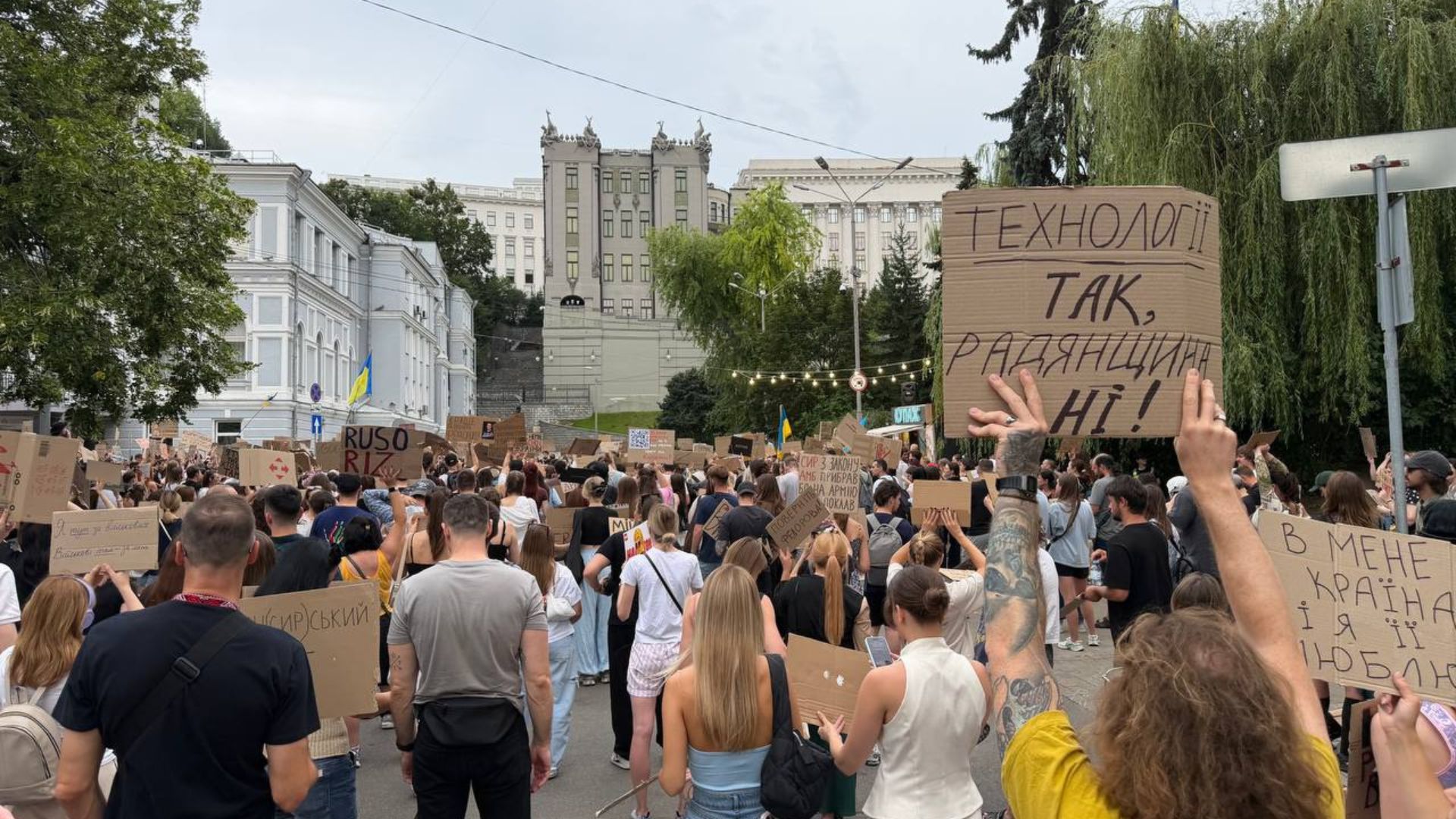 "Сырский должен уйти": в Украине уже четвертый день не утихают массовые протесты