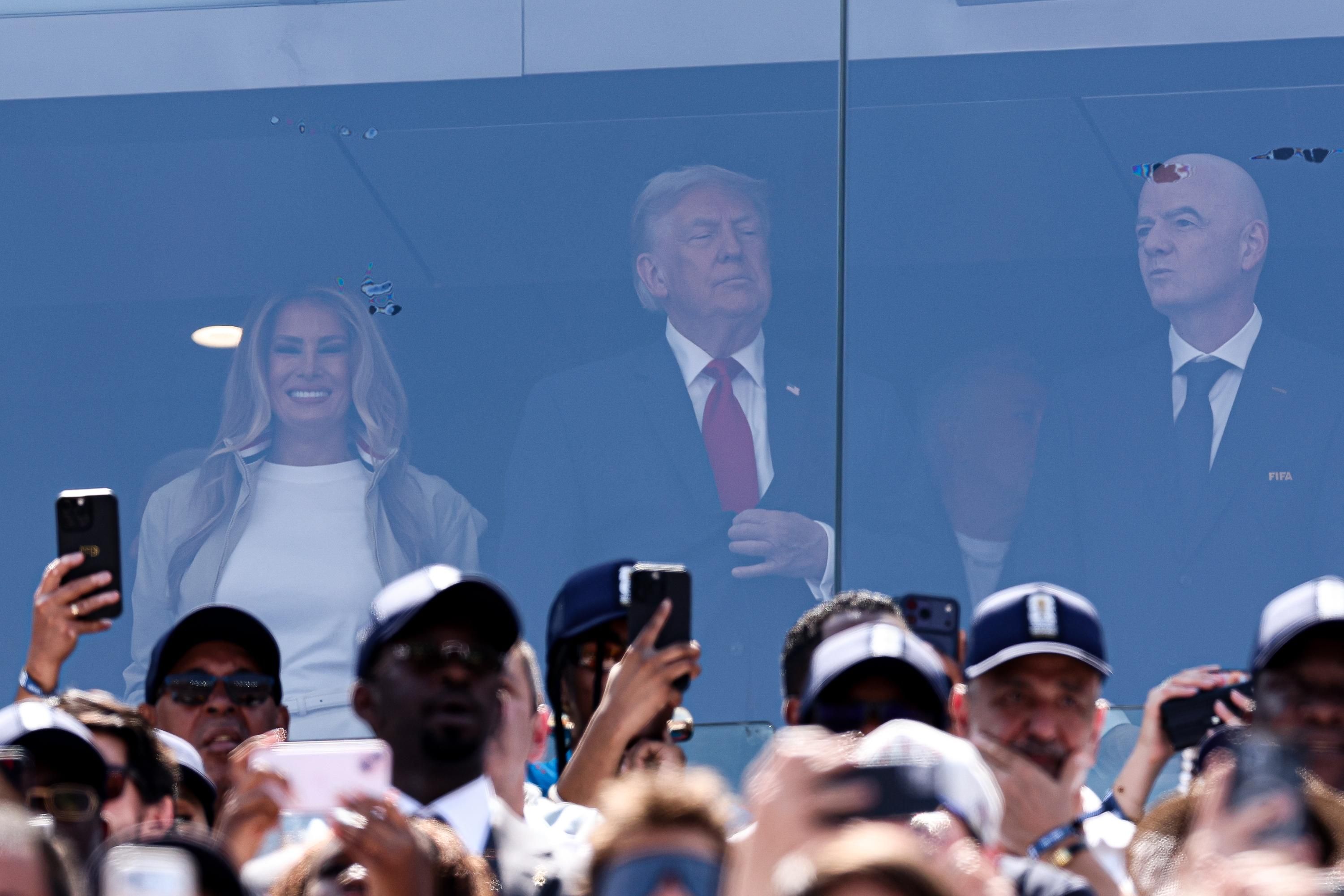 Трампу принесли "помацати" Кубок світу за бронесклом під час фіналу ЧС-2026