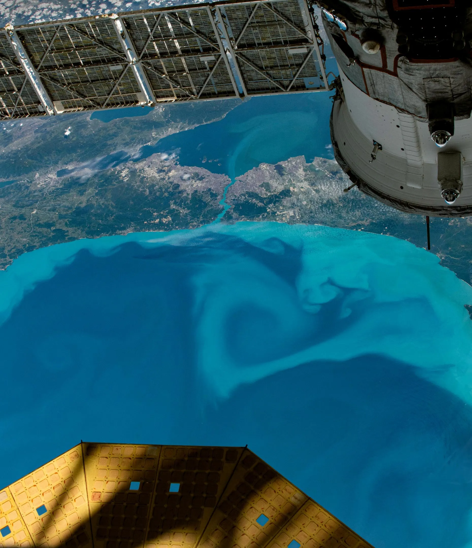 27 травня 2026 року астронавт на борту Міжнародної космічної станції сфотографував бірюзове цвітіння фітопланктону, що протікає через Босфор 27 травня 2026 року астронавт на борту Міжнародної космічної станції сфотографував бірюзове цвітіння фітопланктону, що протікає через Босфор