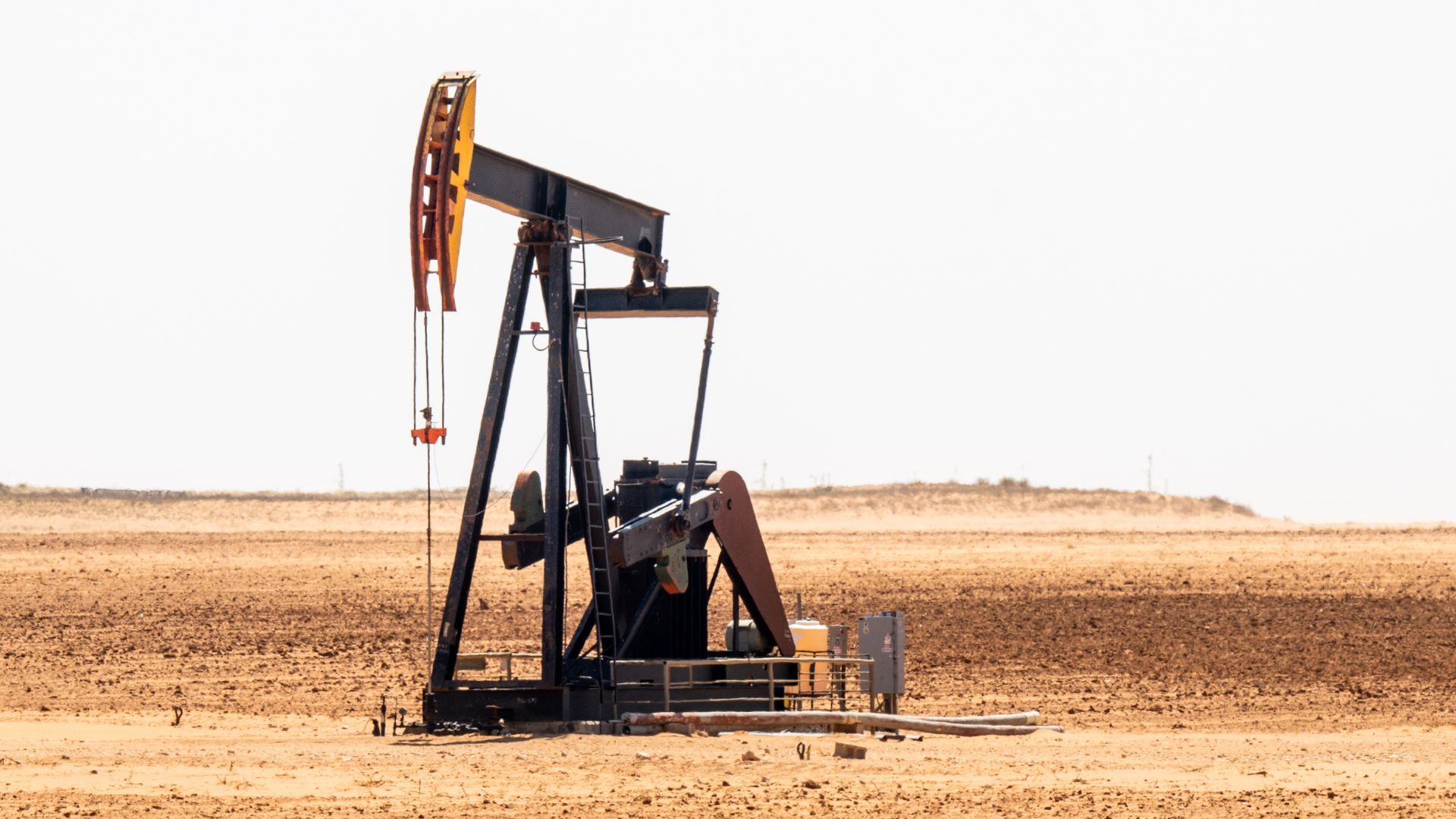 Нефть впервые за более чем месяц превысила важную отметку: что давит на цены