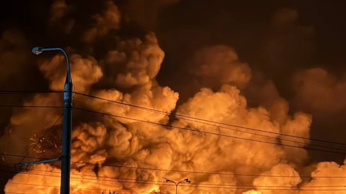Росіяни вдарили безпілотником по Сумах: у місті масштабна пожежа у ТЦ "Епіцентр"