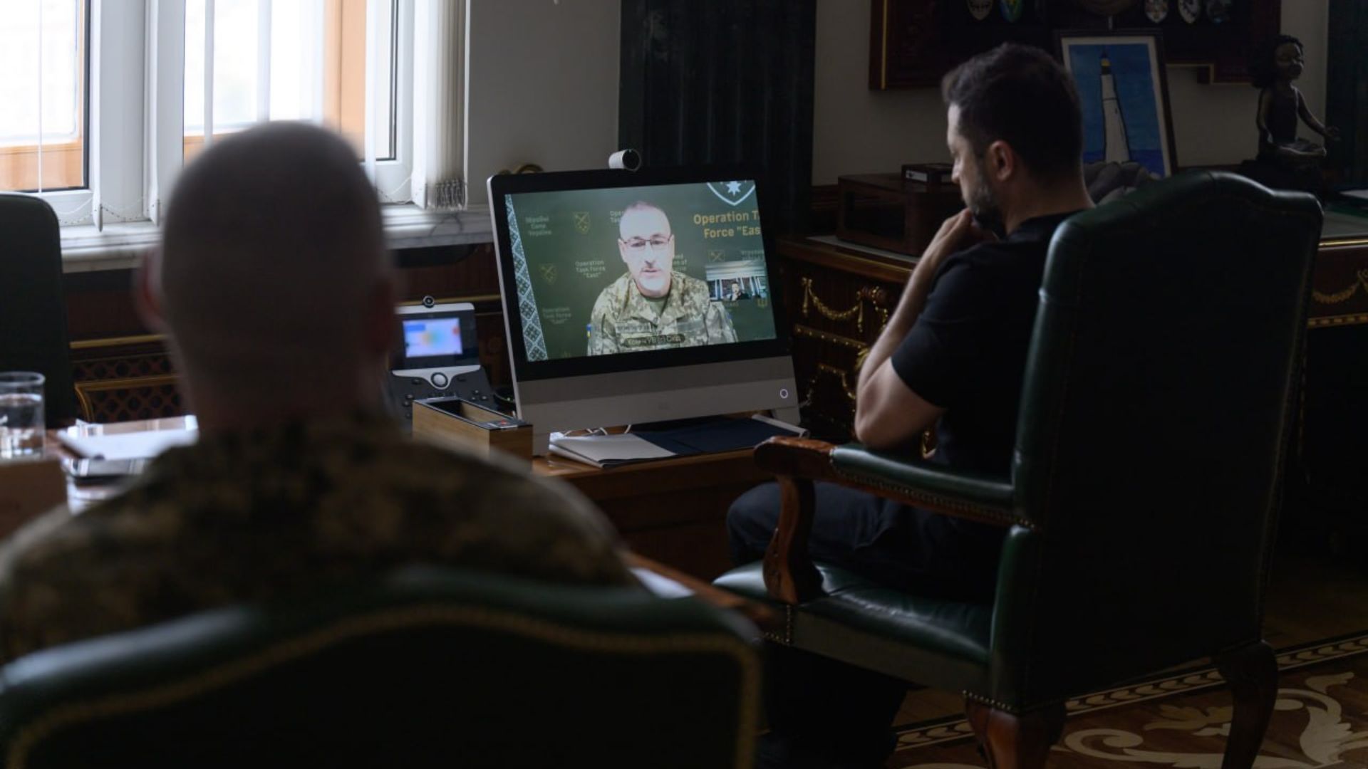 Зеленский провел совещание с командующим ОК "Восток" Виктором Николюком