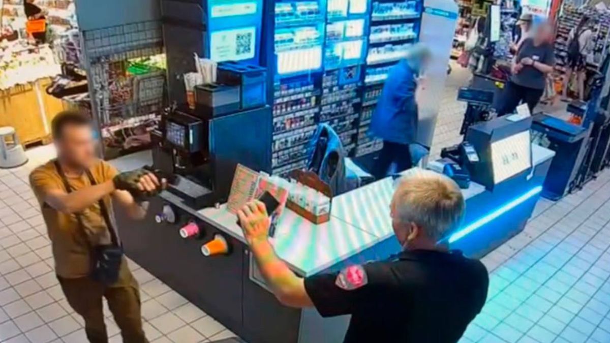 В Киеве нетрезвый мужчина устроил стрельбу в супермаркете