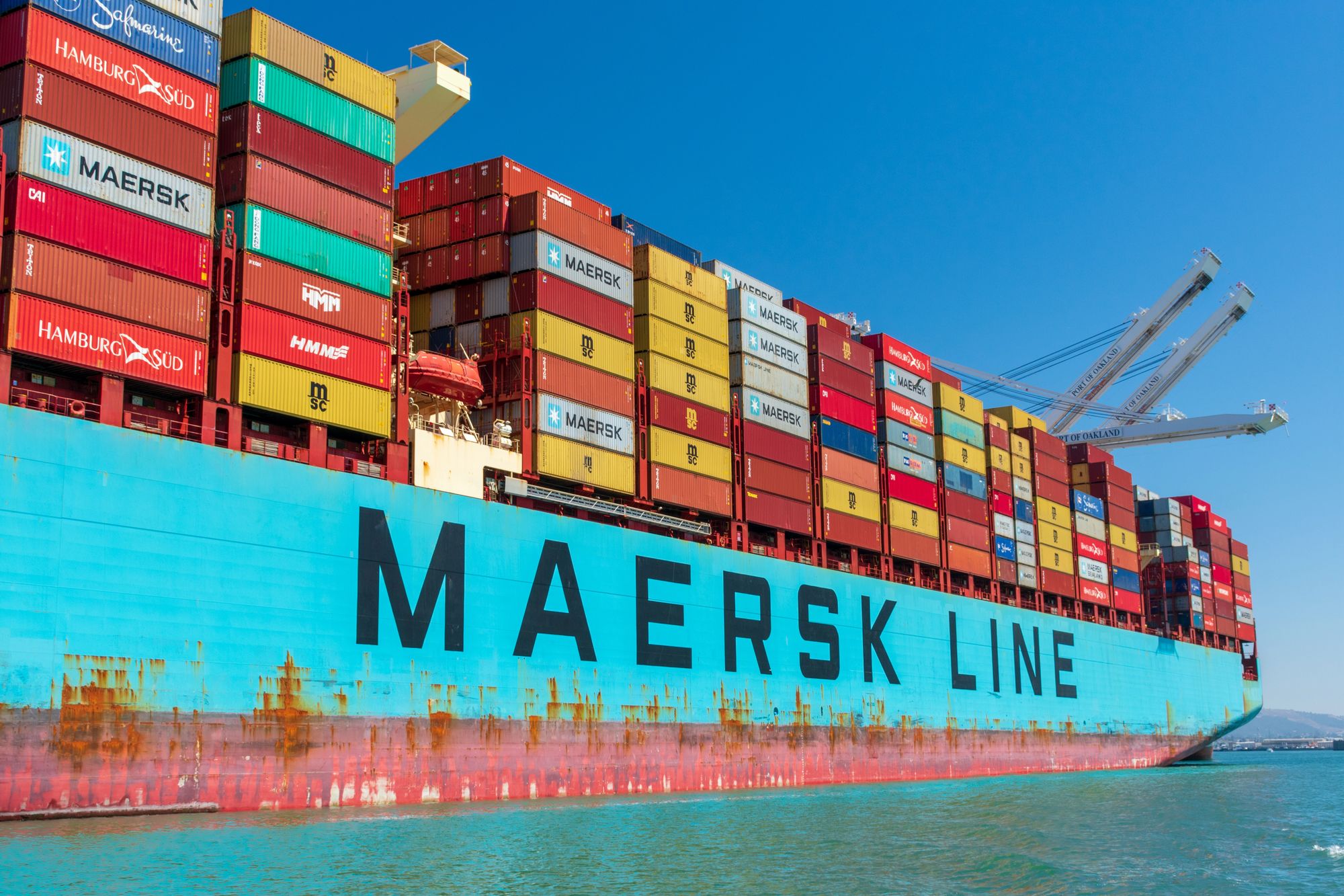Удари Росії змусили Maersk піти з Чорноморського порту: що буде з вантажами