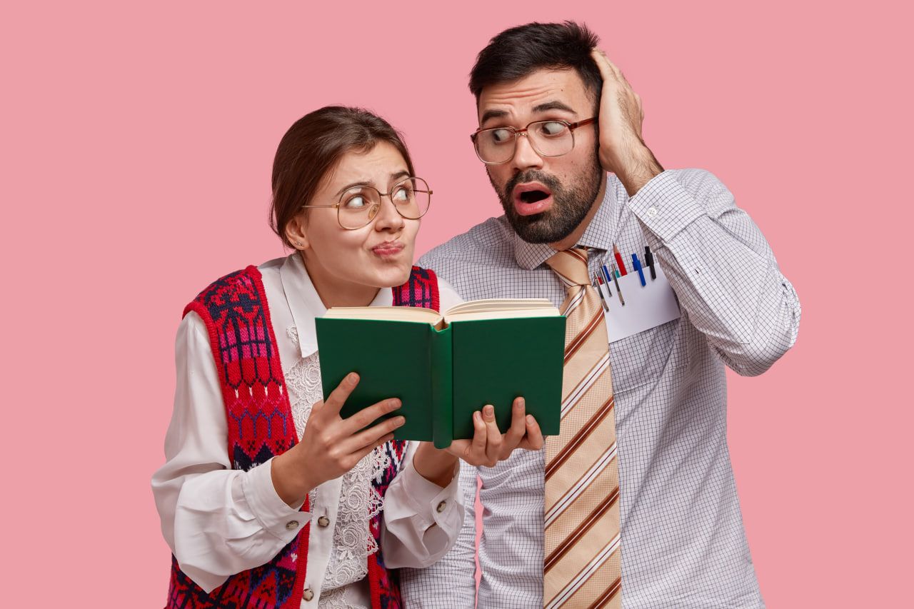 Удивленная пара с книгой